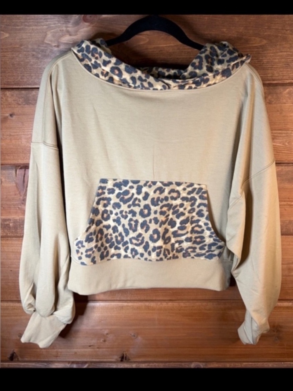 Zenana Outfitters NWOT Beige Leopard Print Cropped Hoodie Size Small 🖤